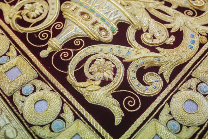 Detalle de los faldones realizados con hilo de oro e hilos de seda de colores.