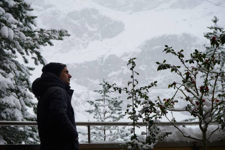 El guía Alfonso Palazuelos observa la montaña antes de partir.