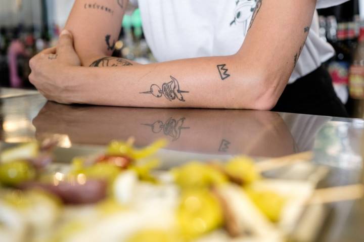 Tatuaje de una gilda en el brazo de una de las propietarias de La Gildería