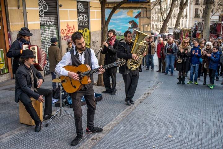 Una banda callejera anima el domingo en la Ribera de Curtidores.