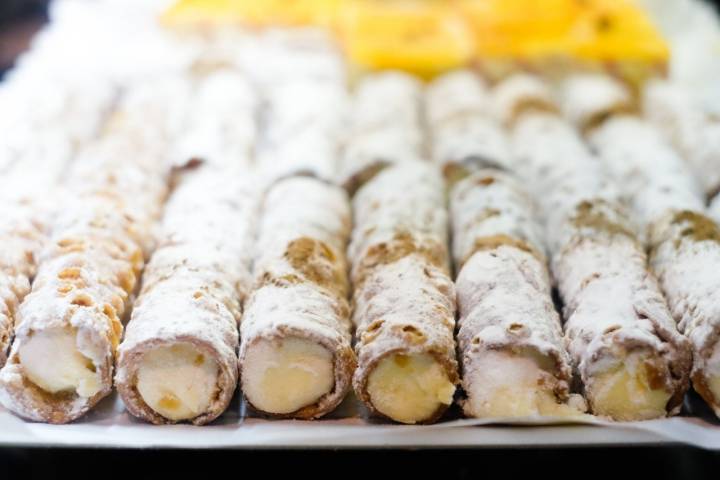 Las cañas zamoranas, un dulce típico de la zona elaborado con hojaldre, crema y azúcar.