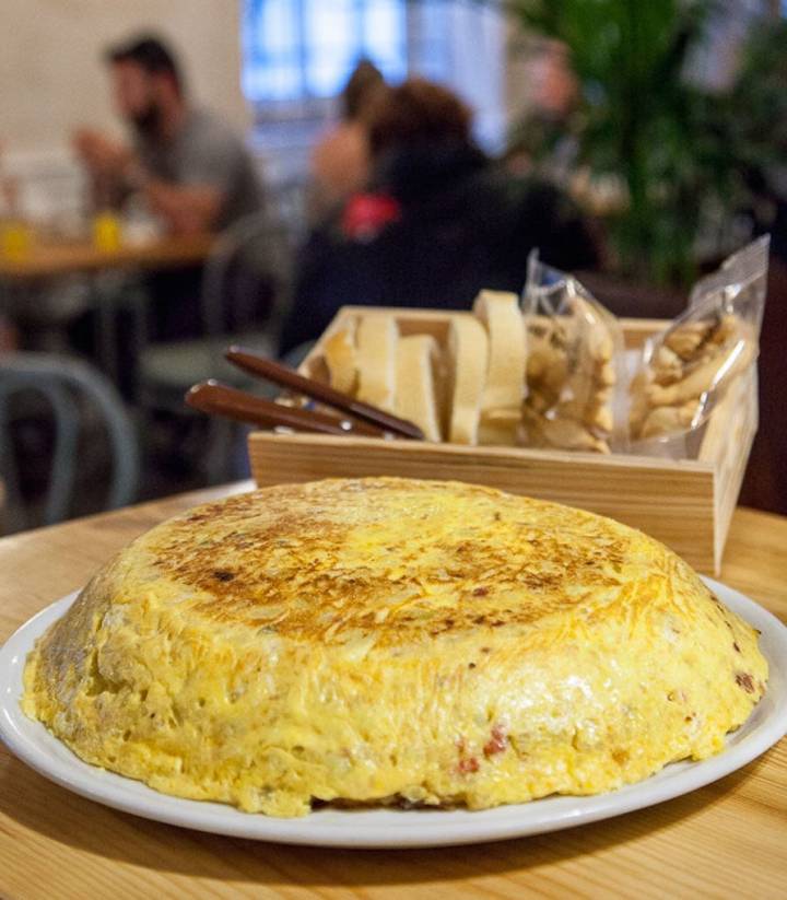 Una tortilla 'gallega' de dos kilos, en la barra del 'Bar Apolo'. Foto: Alberto Criado
