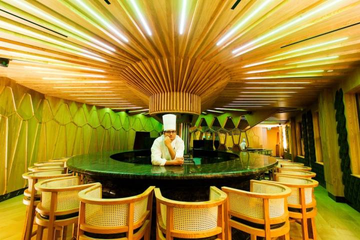La Barra gastronómica del restaurante, uno de los espacios más arriesgados, con cocina en directo. Foto cedida.