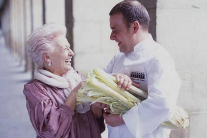 El chef junto a su madre. Foto: Facebook