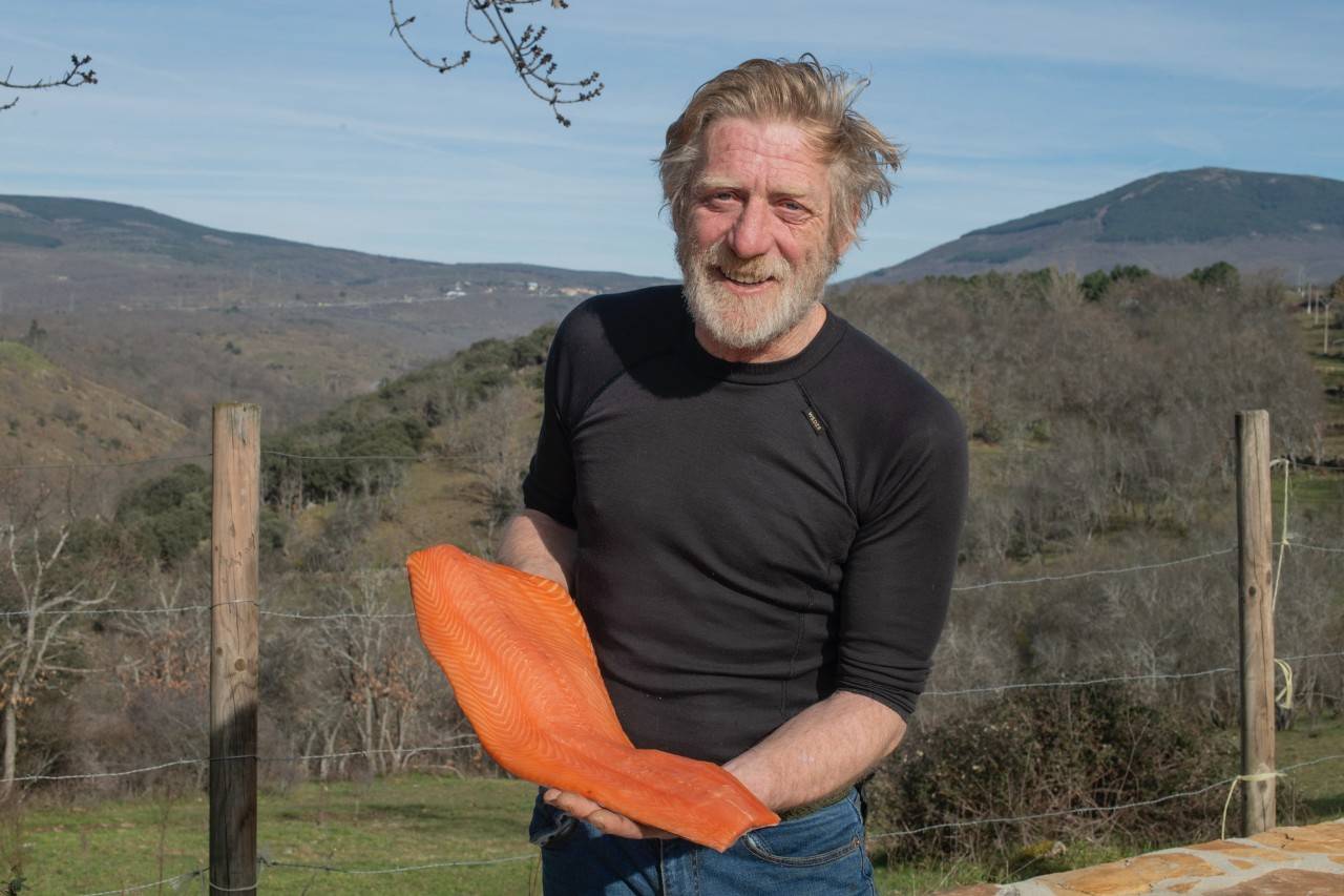 El salmón ahumado de Jorge Durán se hace en el corazón de la sierra madrileña.