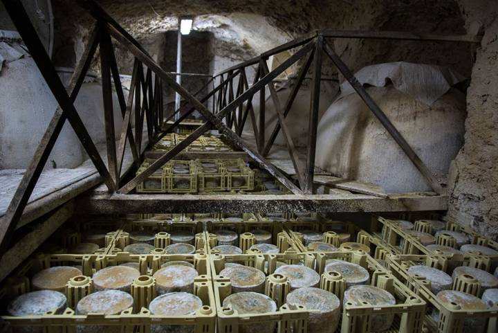 Esta cueva, idéntica a la que utilizaban los pastores para curar el queso, permite un proceso de maduración natural.