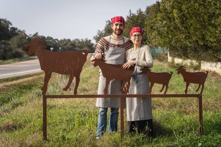 María Orzáez y su hijo, Pablo, están al mando del taller de quesos y productos lácteos.
