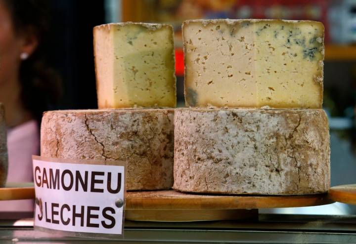 En 'Campu La Llera' ofrecen quesos de las mejores queserías de Asturias.