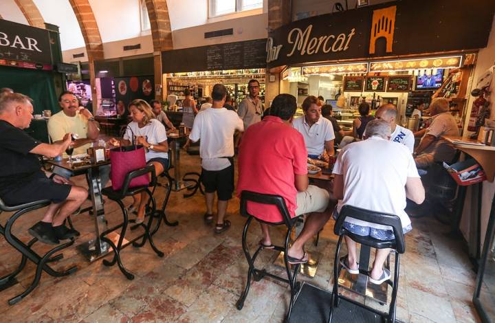 Las mesas del 'Bar Mercat' siempre están llenas. Foto: Xavi Gutiérrez.