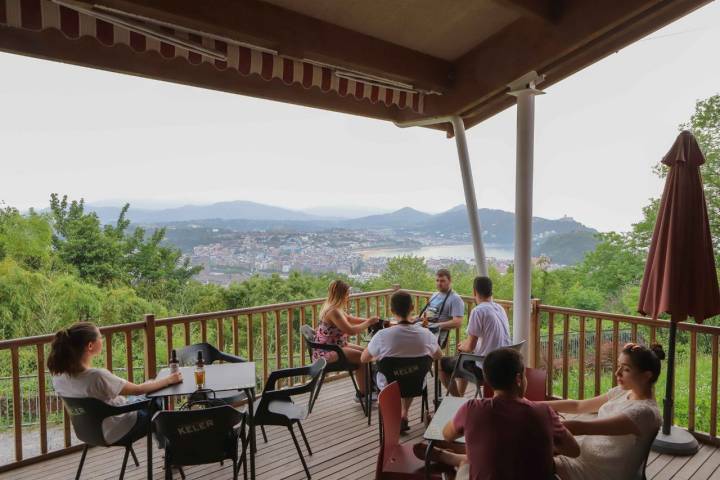 La terraza de este albergue se encuentra a 200 metros de altitud y sus vistas merecen mucho la pena.