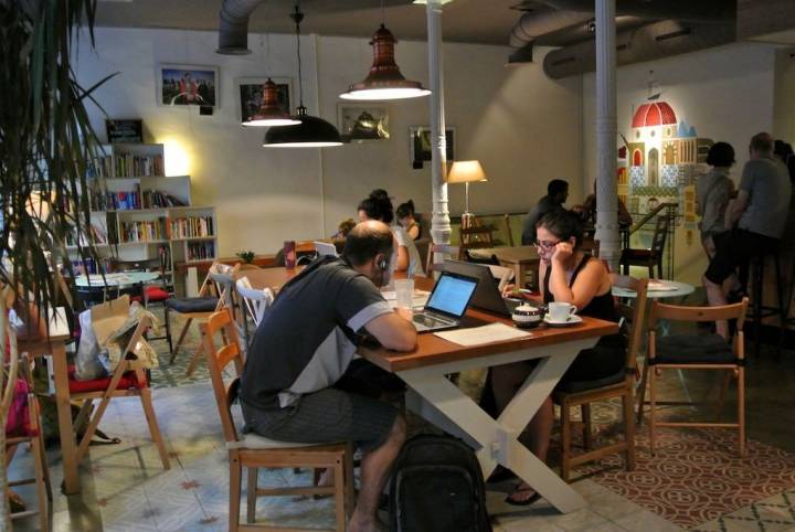 Ambiente de este café-librería de viajes (con préstamo incluido). Foto Camino Martínez.