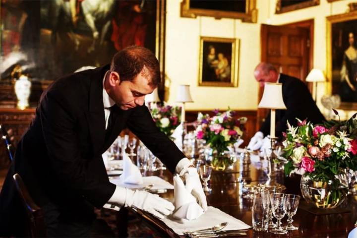 Organizar una cena y sesión de té al estilo Downton Abbey: doblando la servilleta