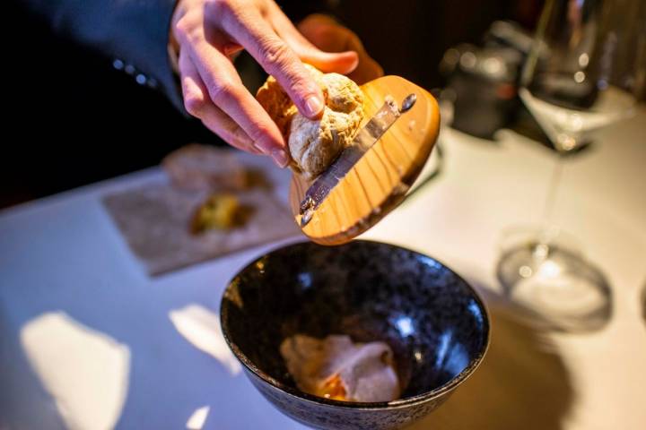 La trufa dulce de Hungría decora un plato de erizo con base de yema de huevo montada con mantequilla y brotes de hinojo.