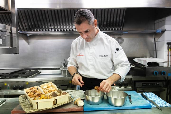 Restaurante 'Apicius' (Valencia): Enrique Medina en la cocina con setas (apertura)