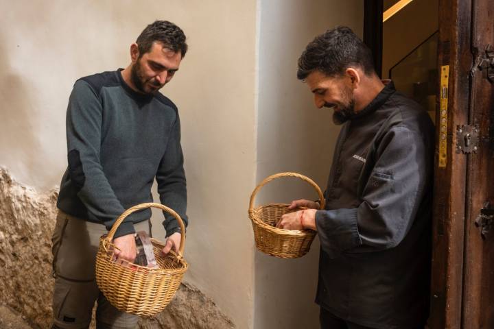 El recolector Jairo Abarca y el chef Jesús Segura
