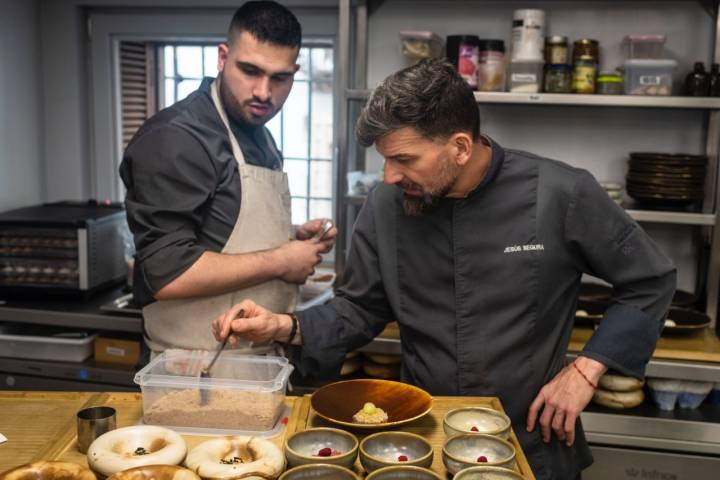 El chef Jesús Segura en la cocina de su restaurante 'Casas Colgadas'