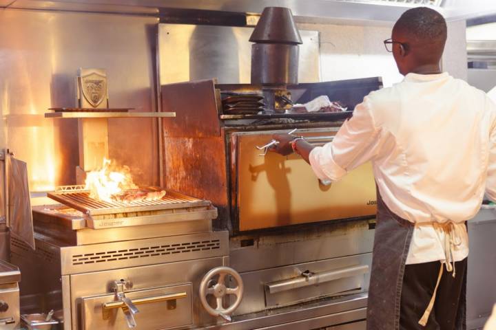 El chef senegalés utiliza en su cocina la sartén, la parrilla y el horno de leña.
