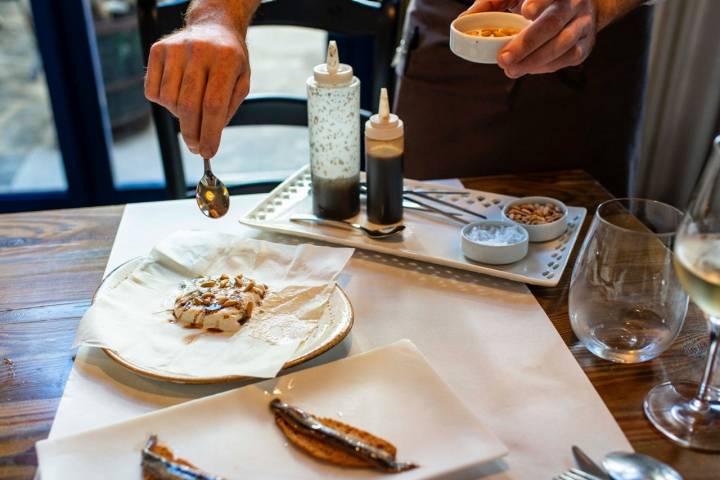 Restaurante 'Compartir': anchoas con mató de almendras