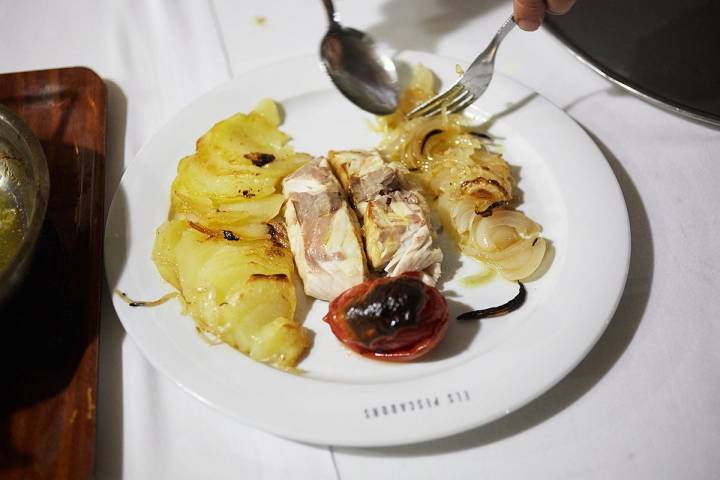Dentón de Arenys de Mar al horno con patata, cebolla y tomate en aceite de oliva virgen extra.