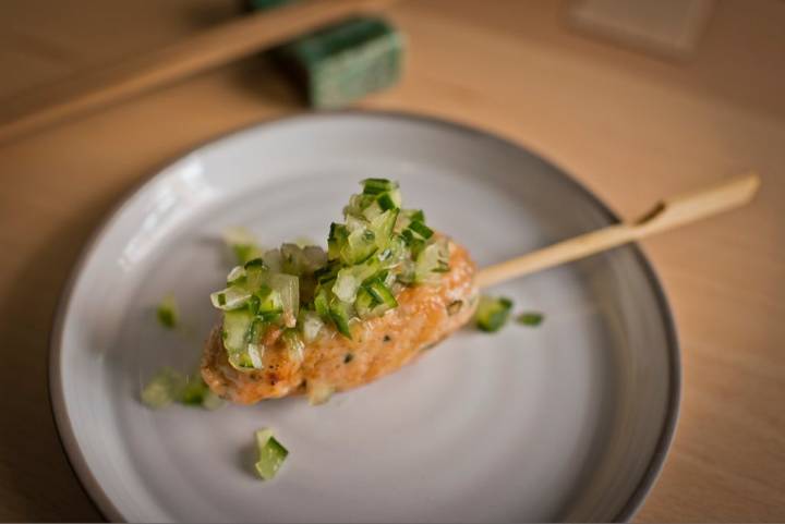 Este tsukune o albóndiga de pintada es otro de los protagonistas del menú.