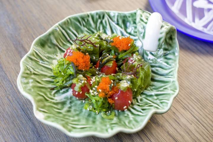 Ensalada de tomatitos y algas frescas con wasabi, huevas y semillas de sésamo, ¡te querrás llevar el plato!