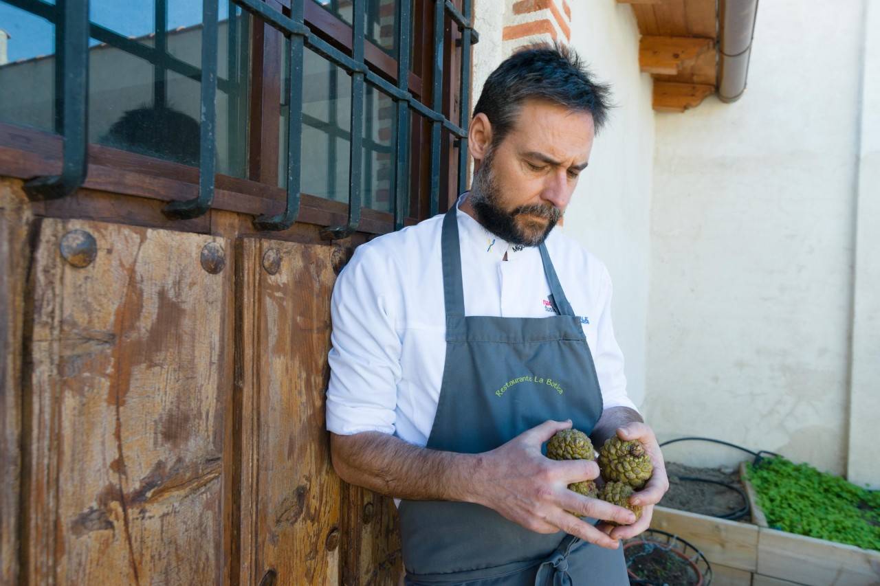 La Botica de Matapozuelos: el chef Miguel Ángel Cruz, amante de las piñas de pino piñonero