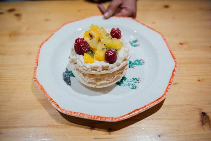 La tarta de merengue seco Pavlova es uno de los 'hits' dulces de' La Palera'.