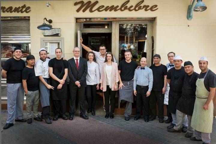 El equipo de 'Membibre' al completo a las puertas del restaurante.