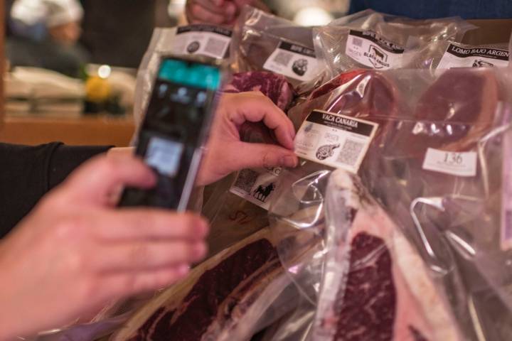 Registrando el código QR de una pieza de carne en 'Origen' de Las Palmas de Gran Canaria