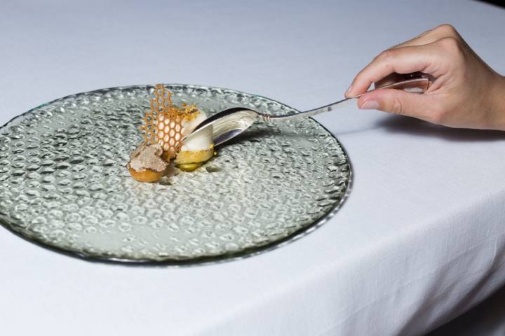 Restaurante Refectorio: postre semifrío de miel, gelatina de limón, enebro y trufa