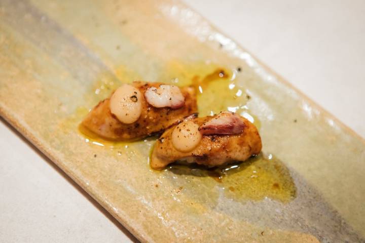El nigiri de la milhoja de anguila ahumada, foie gras y compota ahumada