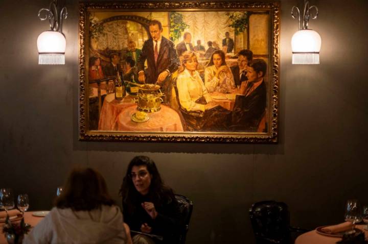 El cuadro que preside la sala muestra a la familia Monje sentados en el propio restaurante.