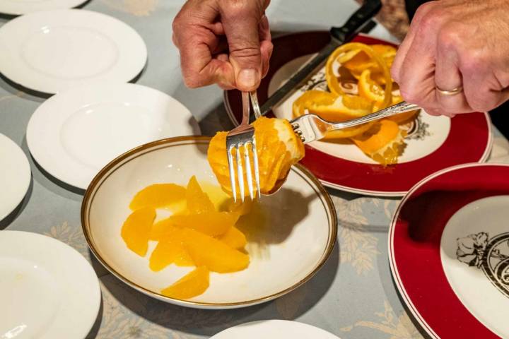 Ver cómo pelan las naranjas en 'Via Veneto' es un verdadero espectáculo.