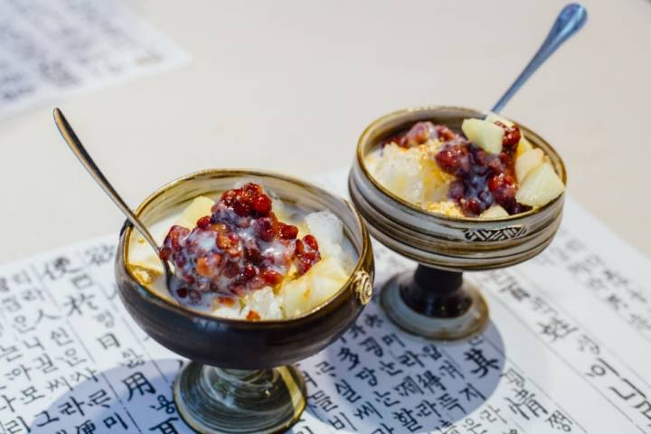 El postre Patbingsu a base de hielo picado, fruta y judía azuki del restaurante coreano 'Soban', en Barcelona.