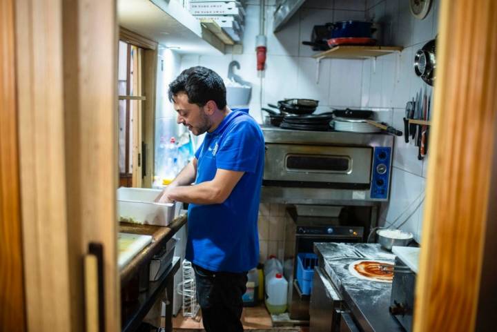 Mikele Corsalini de 'La pizza è bella' prepara un pizza margarita en su pequeña cocina, en Madrid.