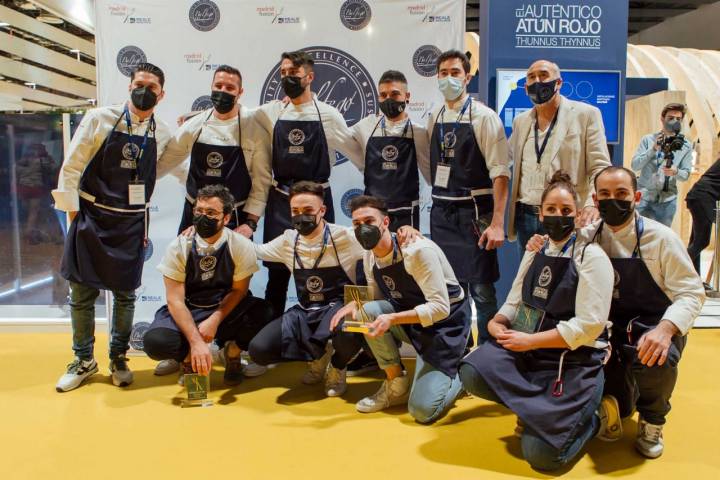 Todos los candidatos al premio Cocinero Revelación posan en el stand de Balfegó, patrocinador del galardón.