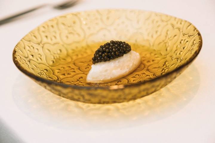 Calamar curado con caviar.