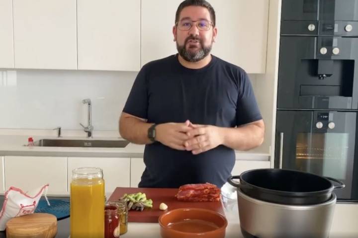 Dani García en la cocina de su casa
