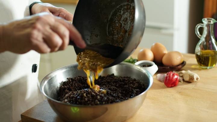 Jengibre, aceite de ajonjolí y curry son los ingredientes 'secretos' del sofrito.