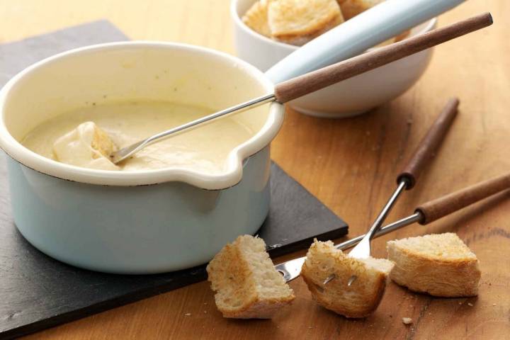 La salsa de queso de cabra es mejor servirla caliente. Foto: Agefotostock.