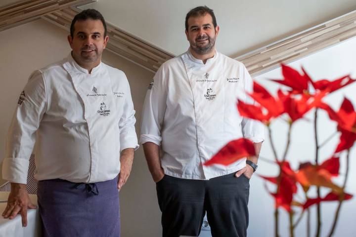 Juan Carlos y Jonathan dirigen el 'Rincón de Juan Carlos', un restaurante con 3 Soles Guía Repsol.