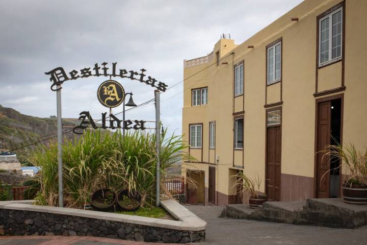 La destileríia se encuentra en la costa este de La Palma, en el municipio de Los Sauces.