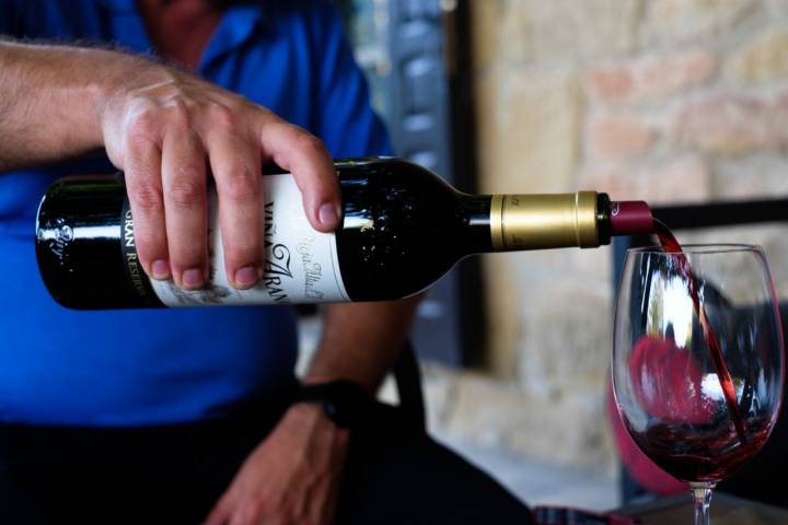 Bodegas centenarias de Haro: La Rioja Alta (sirviendo vino)