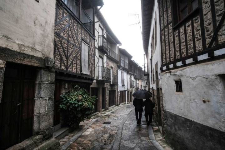 Las calles empedradas de Sequeros bien merecen un paseo incluso con lluvia.
