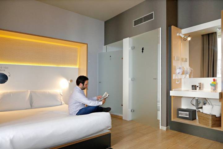 Las habitaciones dobles con baño privado también tienen su lugar en este 'hostel'.