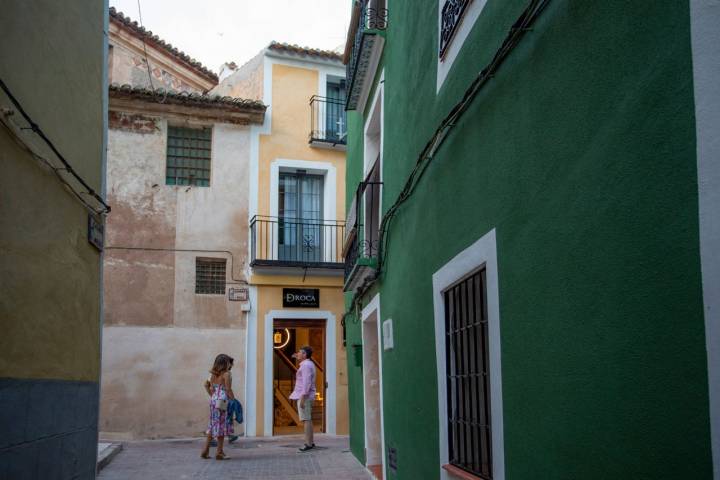 'Vilamassalia' se encuentra en el centro histórico de La Vila, donde las fachadas forman un agradable arcoíris.