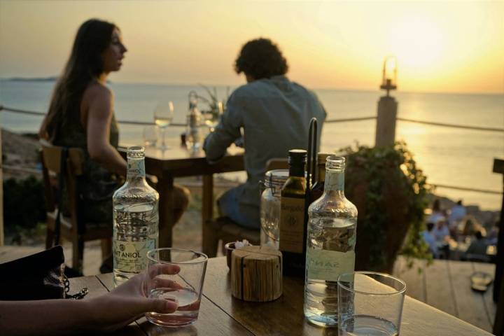 Hostal La Torre (Ibiza): una pareja cenando en la terraza