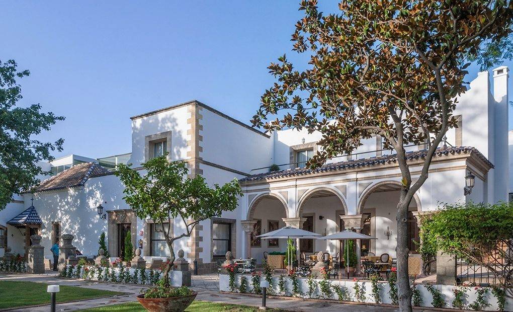 El hotel junto a su espléndido jardín. Foto: Hotel Duques de Medinaceli.
