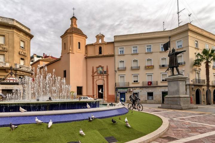 El monumento de Cristóbal Colón es el protagonista de la Plaza de las Monjas. Foto: Shutterstock.