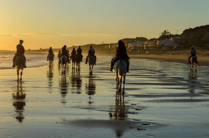 Un paseo a caballo por la playa de Mazagón siempre es un buen plan. Foto: Shutterstock.